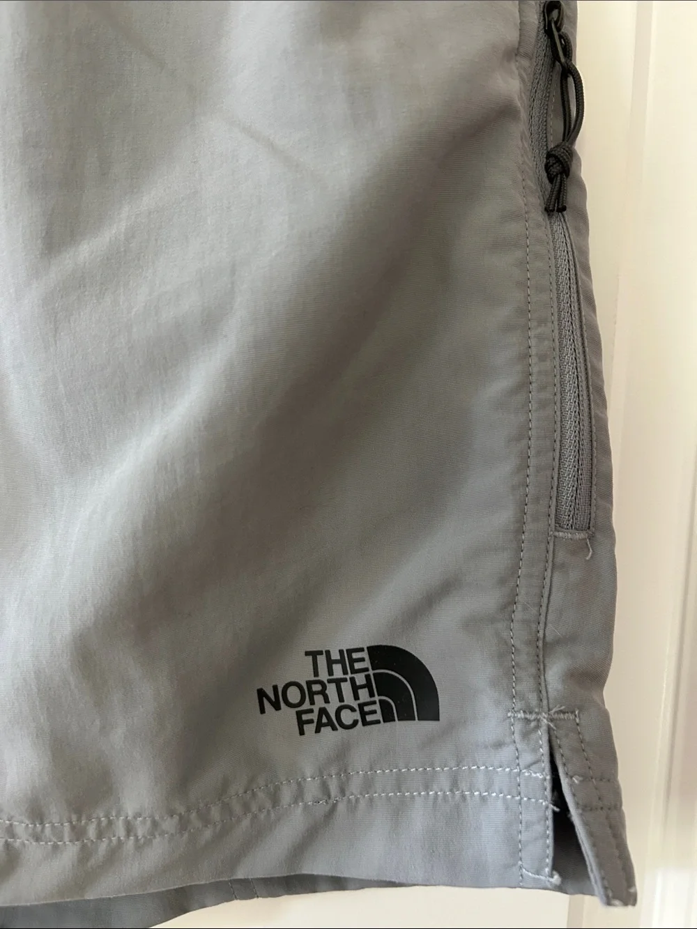 North Face Belted Outdoor Shorts Mesh Liner Sz M w MEASUREMENTS Zip Pocket